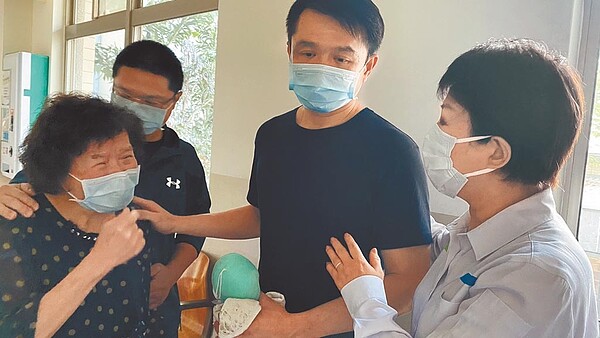 男童的姑婆(左前)見到市長盧秀燕探視,當場痛哭失聲,呼喊「還我們一個公道!」。(讀者提供/張妍溱台中傳真)