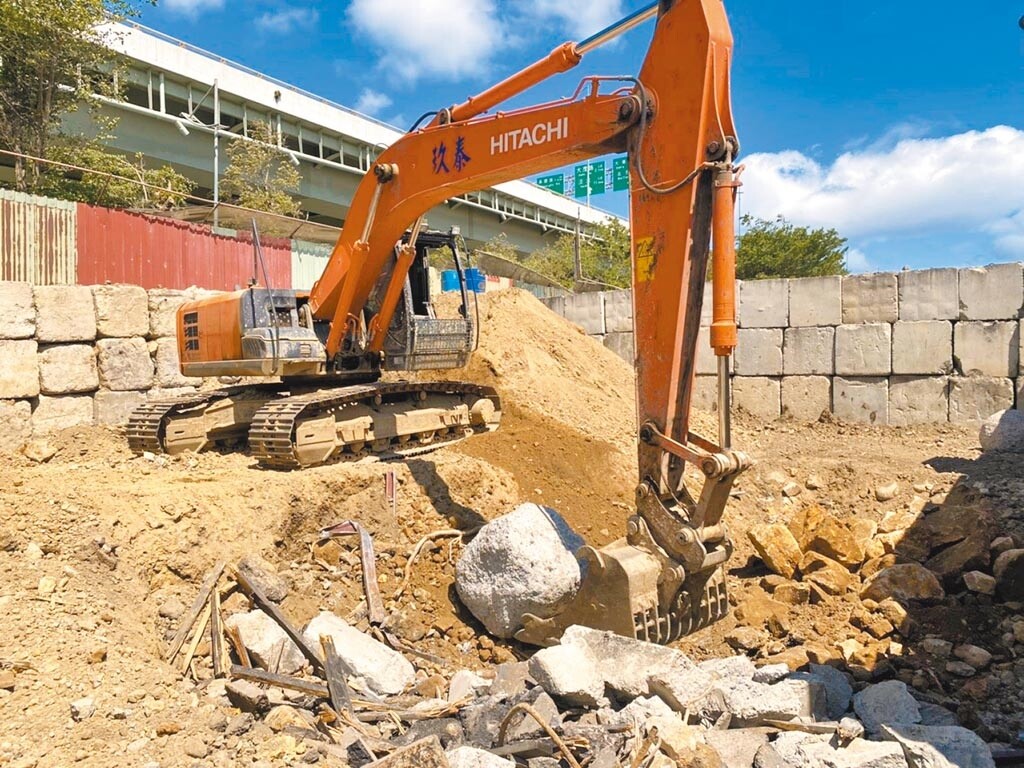 業者在北投區洲美街旁的空地，涉嫌非法以機具挖掘土方將營建廢棄物破碎填埋。（北市環保局提供／張薷台北傳真）