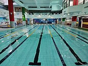 高雄市區清晨下雨　眾人樂拍照留念直呼「好興奮」