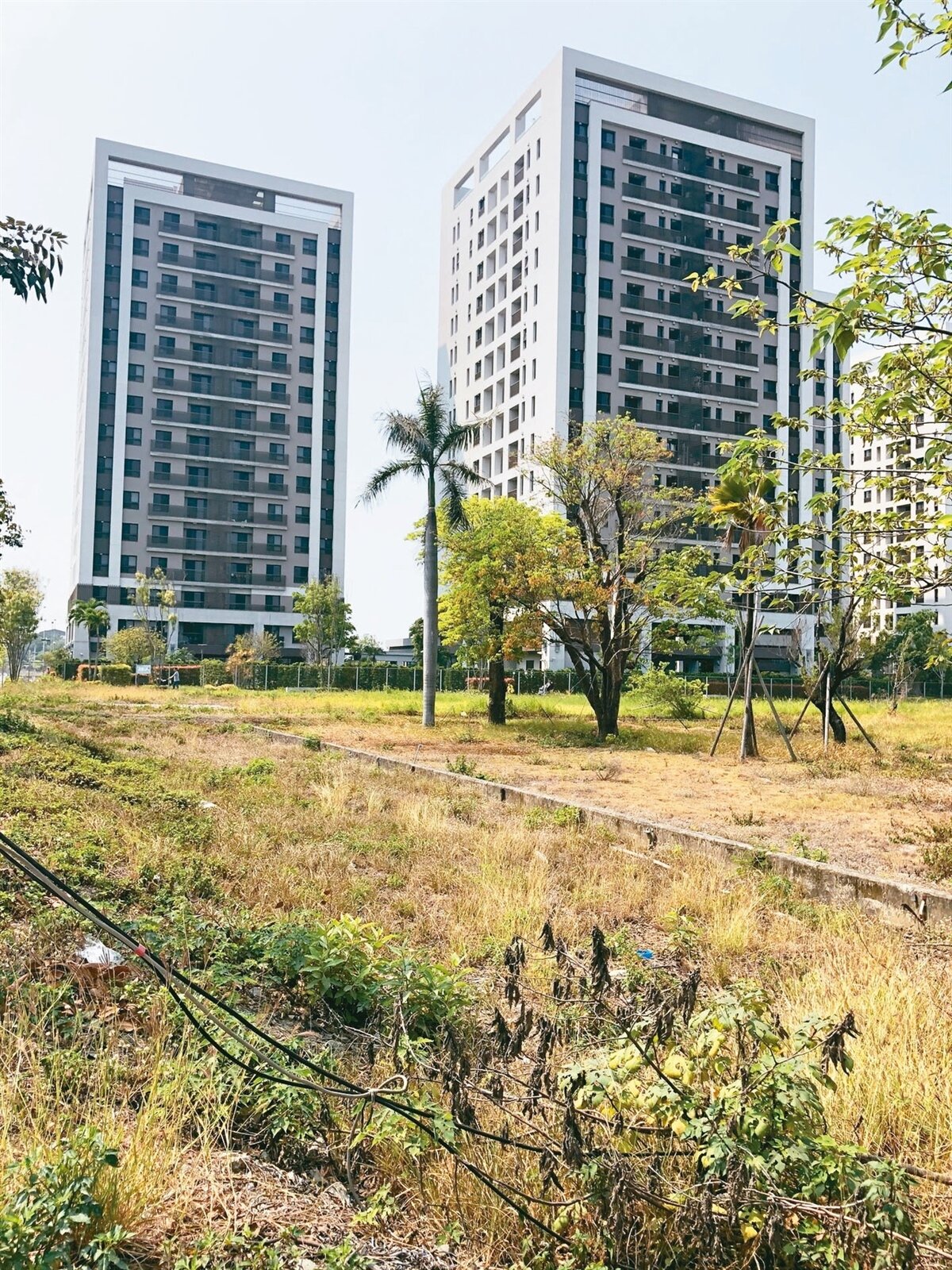 南鐵照顧宅位於南台南副都心區，前面全是空地。記者何定照／攝影 