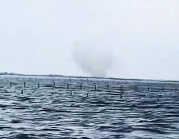 台南七股外海出現「水龍捲」奇景。圖/林明德提供