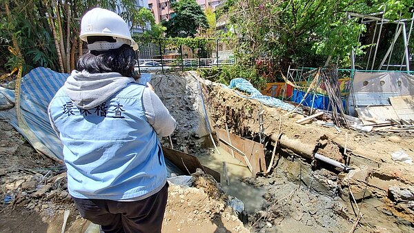 指南溪日前有不明泥沙廢水流入,臺北市環保局稽查發現是因工程排放廢泥砂水導致。圖/台北市政府提供