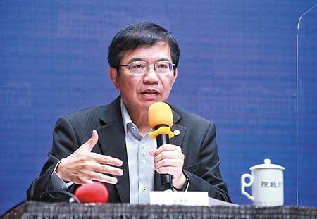 行政院25日舉行臺鐵改革會議,會後記者會由政務委員羅秉成主持,交通部長王國材(見圖)強調,台鐵改革過程,薪資福利不變,要讓營運安全、服務到位。(陳信翰攝)