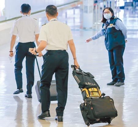 外界質疑華航機師染疫事件就像桃醫群聚感染翻版，指揮官陳時中以3大理由反駁，指處所不同、病毒株不同，且華航事件目前還不清楚感染源。圖為華航機師，非新聞當事人。（陳麒全攝）