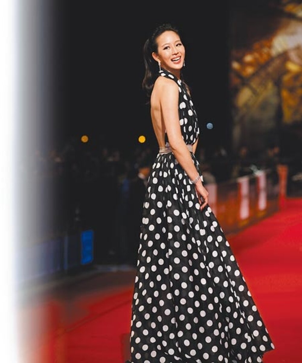張鈞甯愛穿Lanvin女神裝,Alber Elbaz設計的波點露背晚禮服,讓她在金鐘獎展現甜美氣質。(資料照片)