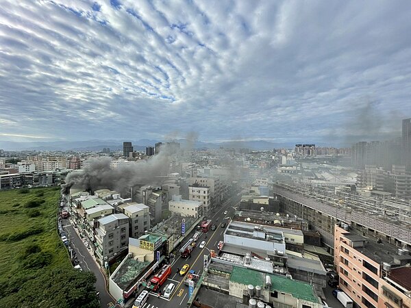 桃園八德火警，濃濃黑煙竄天。圖/讀者提供