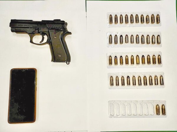 台南警方於自戕鄭男租屋處再查出金牛座手槍1把、子彈42顆。（讀者提供／劉秀芬台南傳真）