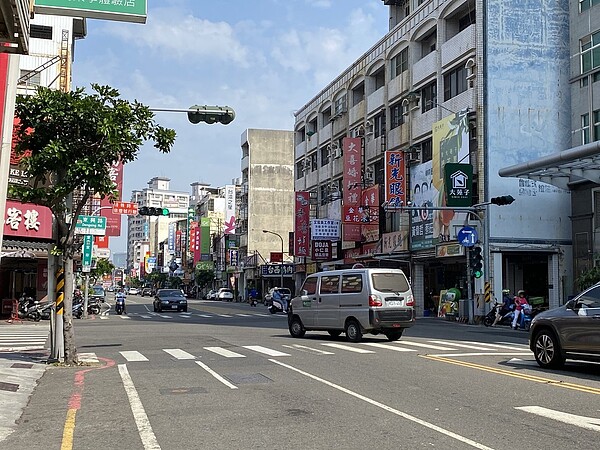 台南市區不少路口沒設左轉燈,市府將統一改為綠燈「早開」,圖為東區東寧路與東興路口,現東向為綠燈遲閉。記者修瑞瑩/攝影