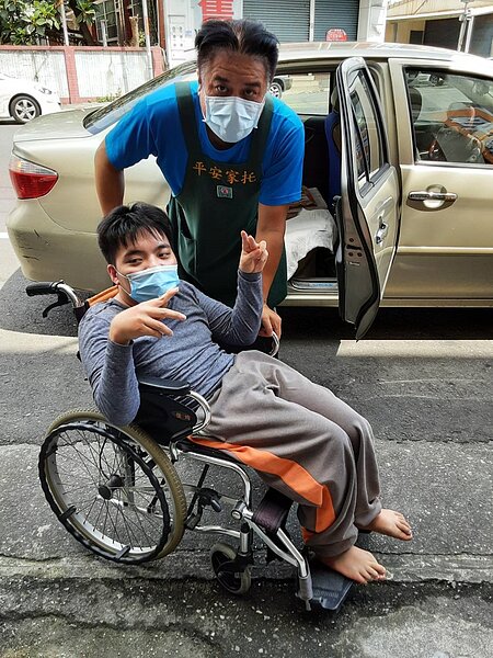 提供家庭托顧服務的林志偉共照顧4名長者和身心障礙者,為每個人提供「VIP」服務。圖/門諾醫院提供