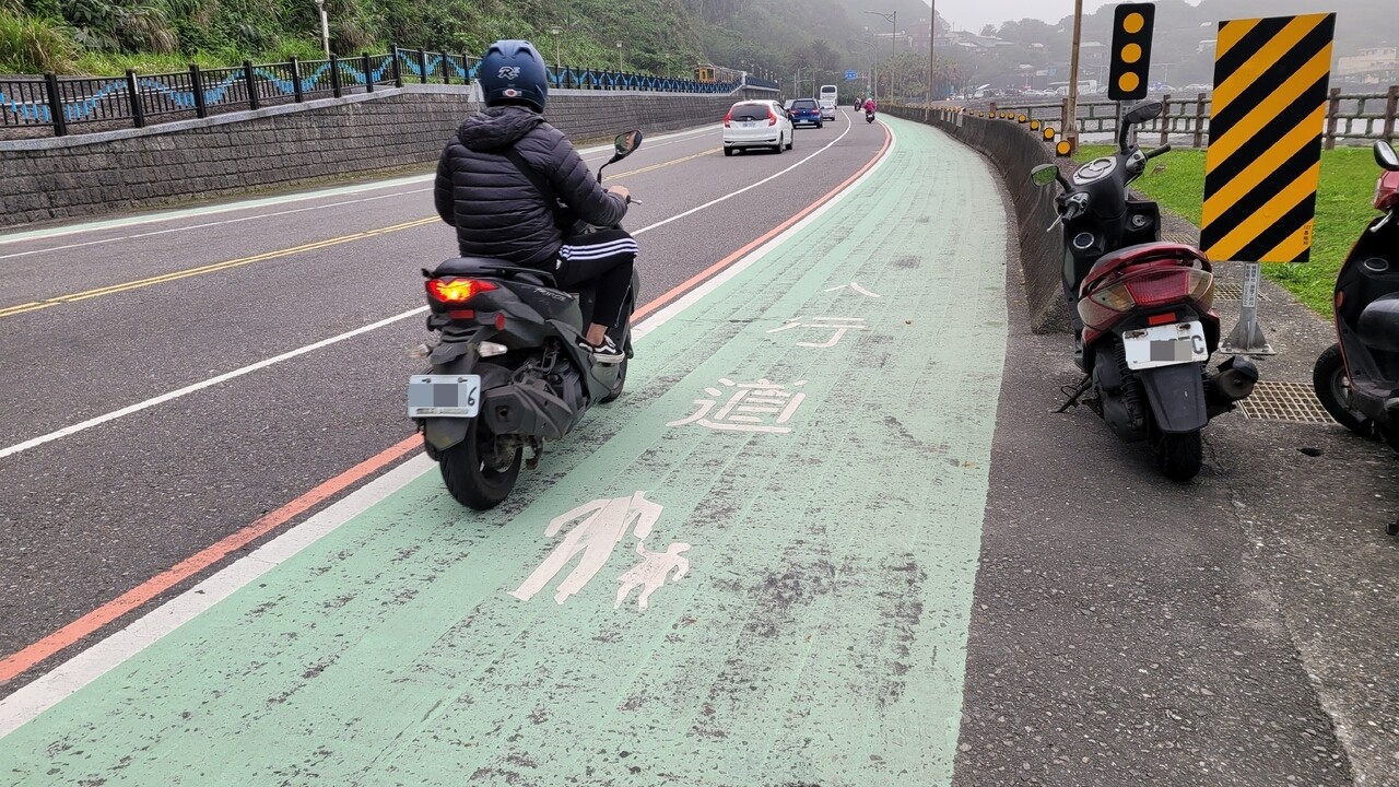 被當機車道 綠底標線型人行道常見機車行駛其上,有如機車道。記者游明煌/攝影