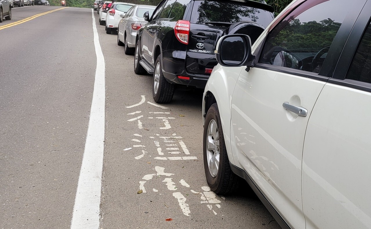 有些縣市的標線型人行道,平時停滿整排汽車,有如停車場。記者游明煌/攝影