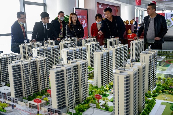今年以來,儘管一再推出調控措施,大陸一線城市的房地產熱度依然高漲。圖為太原市民在房地產售樓部挑選商品房戶型。(中新社資料照)