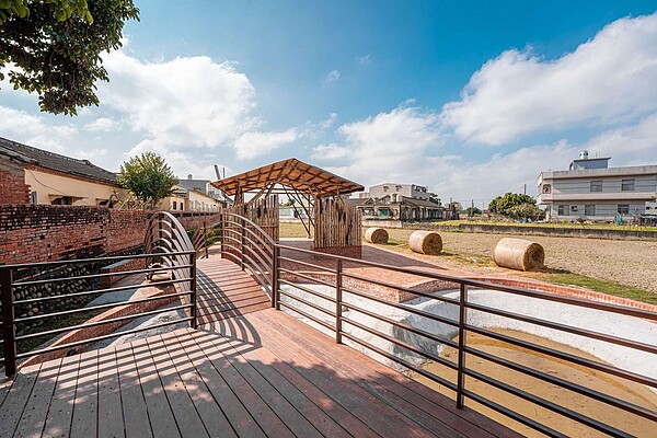 元長鄉崙仔社區雜草叢生的空地改造成愛情時光屋,成為年輕人喜愛的秘境。記者蔡維斌/翻攝