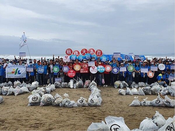 25日上午在萬里翡翠灣海水域場舉辦「110年度新北市春季聯合淨灘活動」，現場共清出總計1500公斤的海洋廢棄物。圖／新北市環保局提供