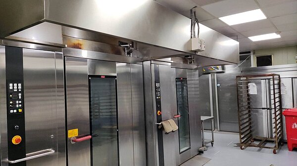 路易莎咖啡在三重的麵包中央工廠22日驚傳一氧化碳中毒,造成8名員工送醫。圖/新北勞檢處提供