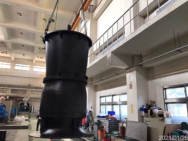 湳仔溝抽水站安裝抽水機。圖/新北市政府提供