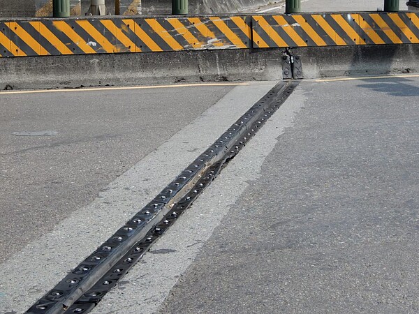 烏日環河橋引道橋伸縮縫更換,27日起將封閉台74成功匝道。圖/台中市建設局提供