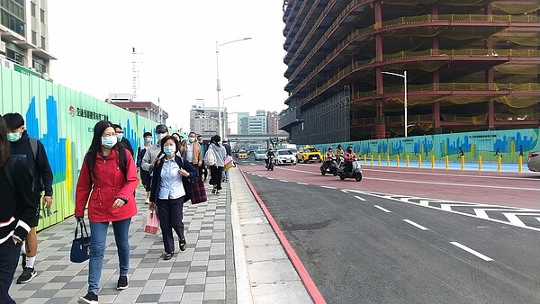 台鐵新高雄車站工程邁入尾聲,周邊商圈期待帶來商機,但卻傳出建商將規畫以住宅為主的建案,與過去市府提出以商業為主的策略不同。圖/聯合報資料照片