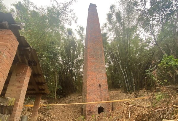 17米高紅磚煙囪聳立芎林山中超過半世紀。圖／新竹縣政府提供