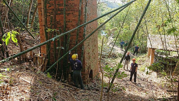紅磚煙囪目前正修復中。圖/新竹縣政府提供