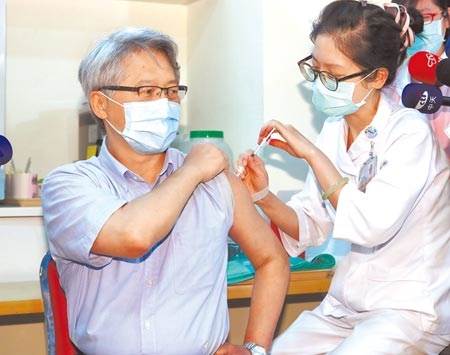 中央研究院院長廖俊智（左）23日赴北市忠孝醫院接種新冠肺炎AZ疫苗。（中時資料照片）