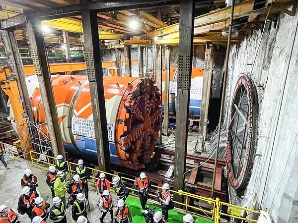 捷運萬大樹林線第一期預計2025年完工，圖為潛盾機發進準備作業。圖／聯合報資料照
