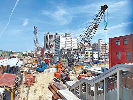 桃園市財政局長歐美鐶不滿民眾黨點名桃園「負債翻倍」,強調桃園正處建設大爆發,若以同樣比較升格後6年負債情形,其他五都平均增加463億元,遠高於桃園的288億。(蔡依珍攝)