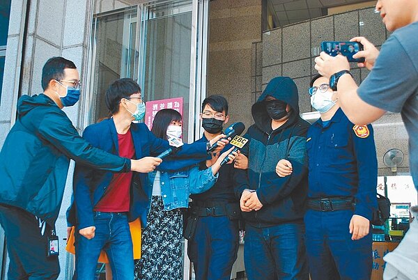 29歲吳姓男子(右3)涉嫌持鎮暴槍攻擊圍牆上的貓導致受傷,警方依違反動物保護法、槍砲彈藥刀械管制條例送辦。(民眾提供/李文正台北傳真)