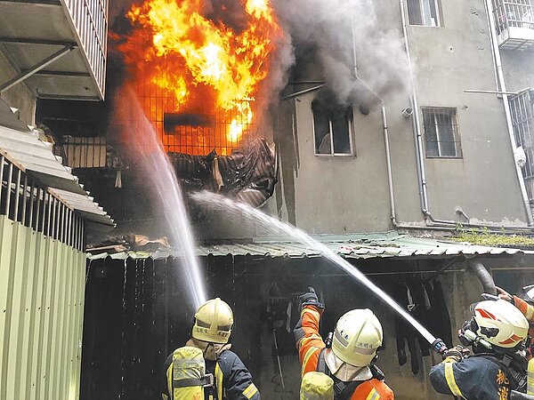 桃園八德區老舊公寓26日清晨大火,警消到場已全面燃燒,緊急入內搶救,但曹姓父子已成焦屍、母命危送醫仍不治,3人皆亡。(翻攝照片/蔡依珍桃園傳真)