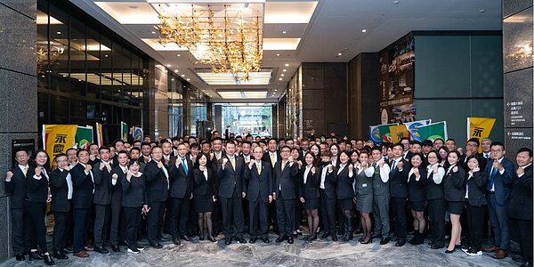 永慶房產集團董事長孫慶餘親自到房仲經營管理師會場，參與加盟夥伴的分享課程。圖／永慶房產集團提供