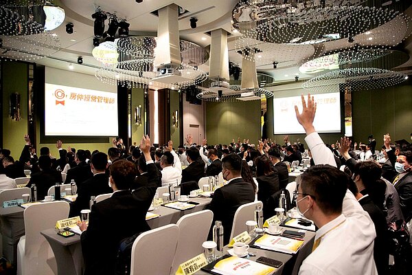 永慶加盟總部過實體及線上訓練,邀請高階團隊和專業講師分享市場趨勢及經營策略方針。永慶房產集團提供