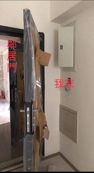 鄰居將門從內開改成外開,讓屋主相當困擾。圖/取自買房知識家(A你的Q)