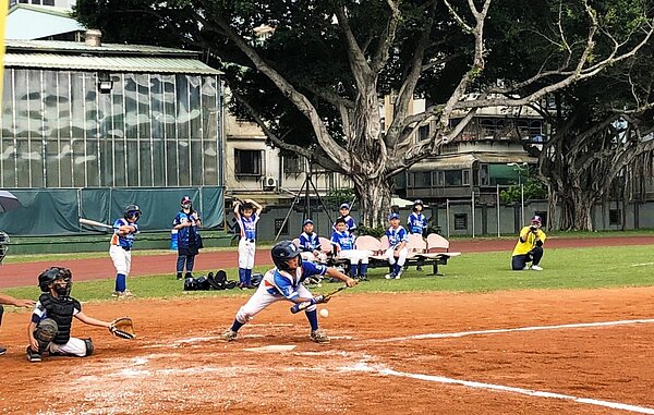 平均年齡10歲的小小棒球員在場上努力揮出每一個全壘打。圖／永慶房產提供