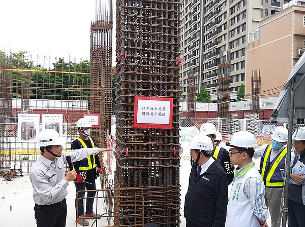 戴雲發(左)說明「Alfa Safe柱中柱」、「Alfa Safe系統牆」施工法,平鎮一號社宅也是國內公共工程首度採用這項工法。圖/好房網News記者林和謙攝