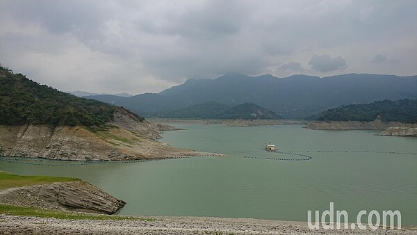 曾文水庫蓄水只增加萬分之4,幾乎無波動。記者吳淑玲/攝影