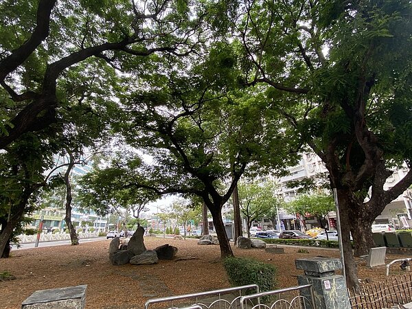 高雄市議員黃紹庭爆料,五福公園和南和游泳池,傳將申請變更為建地。圖/黃紹庭提供