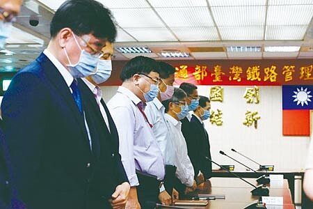 台鐵局27日舉行新任局長交接儀式,交接前全體與會者先為太魯閣號事故默哀30秒。(王德為攝)