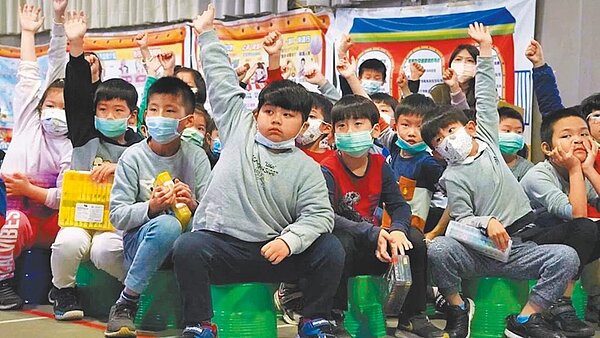 淡海新市鎮4所國小全滿額,興建中的淡海國小又面臨大環境缺工危機,本月招標卻流標作結,市議員陳偉杰要求教育局先媒合附近學校加開班級。圖為額滿學校育英國小上課場景。(新北市府提供/許哲瑗新北傳真)