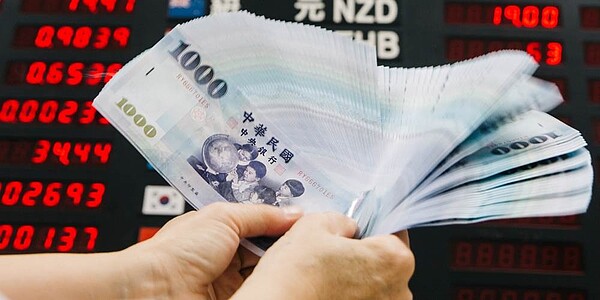 新台幣27日早盤升逾1角,升值概念股再度吸引市場目光!圖/中時報系資料照
