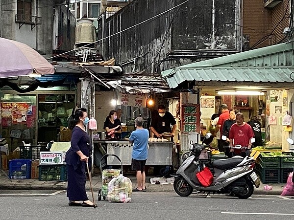 建國黃昏市場蔥油餅。圖/記者陳育悅攝影