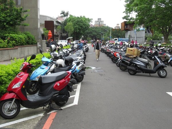 新竹市政府規劃府後街為臨時機車停車區，管制期間自4月30日至5月31日。圖／新竹市政府提供