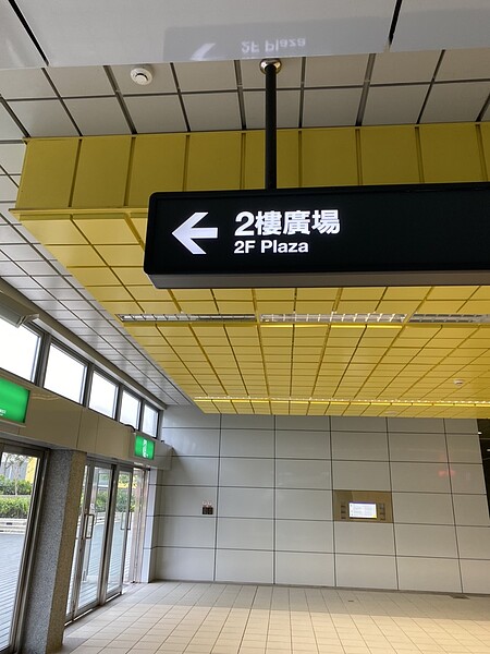 2樓大廳層戶外廣場指標。圖/記者陳育悅攝影