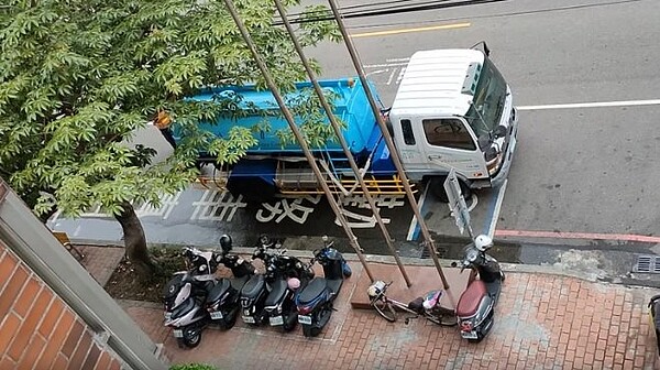 有人拍到一輛自來水公司的水車竟上午就在大街上把白花花的水就這樣排掉。圖/取自臉書「我是台中人」