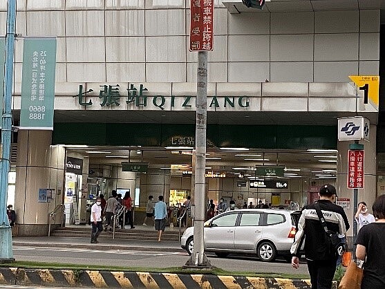 七張站捷運1號出口。圖/記者陳育悅攝影