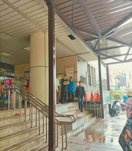 泰山公有市場大樓外風雨走廊工程近期完工,提供民眾遮風避雨的候車環境,未料28日碰上大雨,風雨走廊多處不斷漏水引發民怨。(戴上容攝)