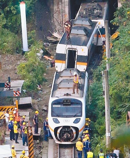 台鐵太魯閣號罹難乘客會比照普悠瑪號事故,給予罹難者每人1570萬元賠償金,加上民眾捐款每名罹難者可領1500萬元,罹難者家屬共可領3070萬,創下國內海陸空事故紀錄。(本報資料照片)