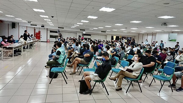 中央規畫在內湖蓋社宅,前晚在內湖行政中心舉辦基地地目變更說明會,數百居民到場抗議,居民要求中央應顧慮內湖交通,取消社宅規畫。圖/北市都市發展局提供