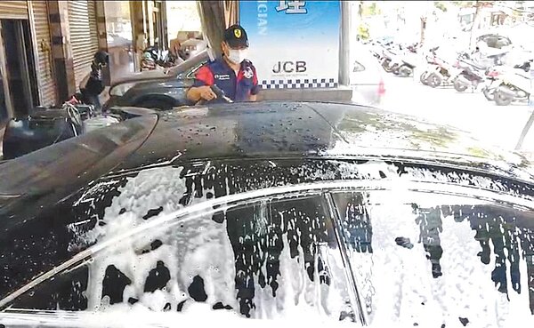 台南市政府上周宣布26日起全市洗車場、游泳池、三溫暖等業者停止供水,南市府則出動水車免費幫加油站洗車場業者載運再生水,目前有25家業者使用再生水洗車。(台南市政府提供)