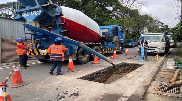 為了維護道路平整，新北市智慧道路交通中心今年起擴大對各地施工工程進行即時、全面監控，確保道路工程品質。圖／新北工務局提供