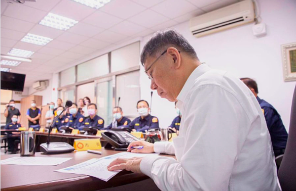 台北市長柯文哲在臉書自爆，4月22日下午，當松山分局發出採訪通知，找闖入中崙派出所的黑衣人在媒體前上演和解，他即時下令停止，要求先做調查，事關執法尊嚴，絕對不能和稀泥。圖／引用自柯文哲臉書